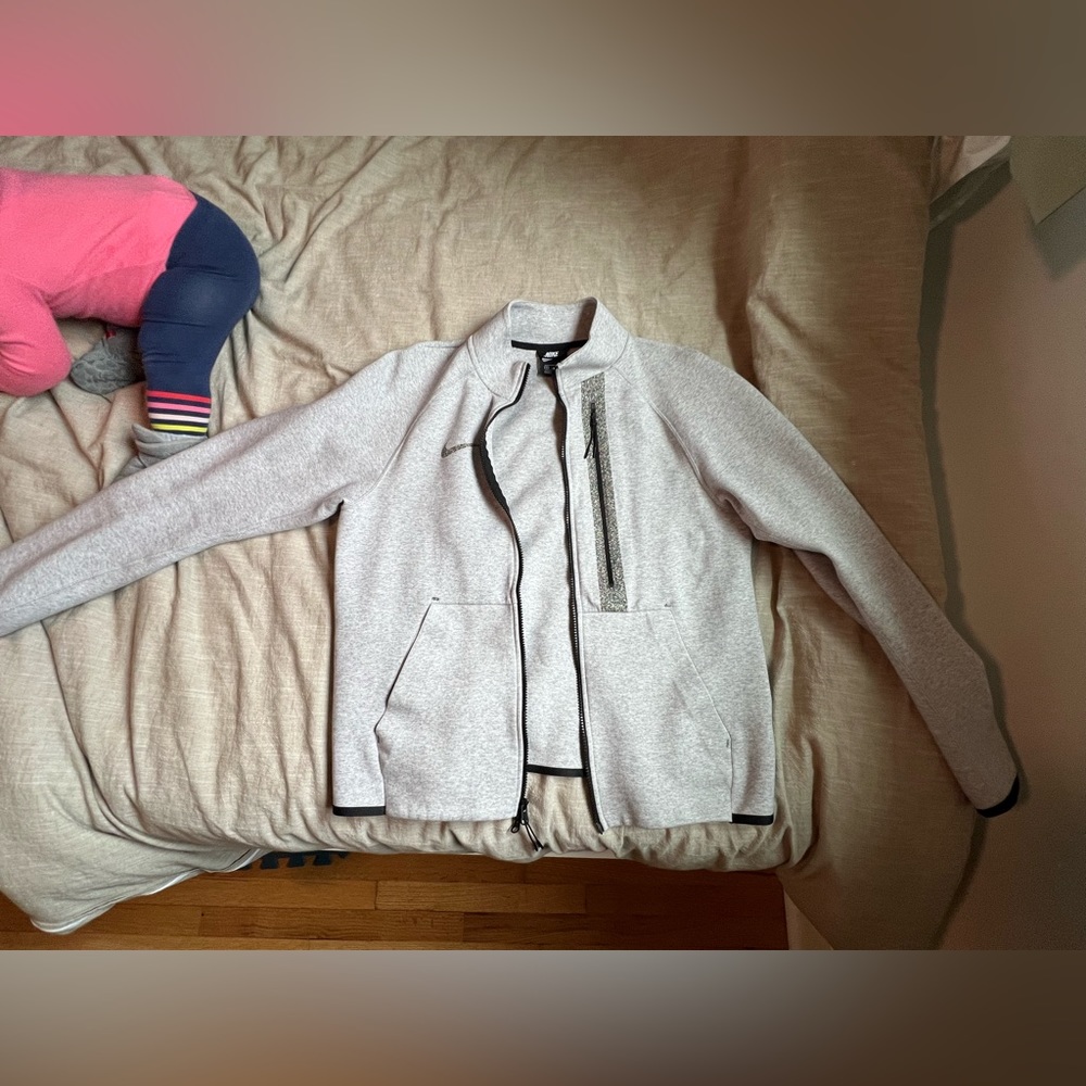 Men’s Light Grey Nike Tracksuit (both pieces included in price)
